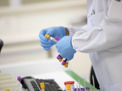 Dose de reforço para todos requer mais dados, diz infectologista