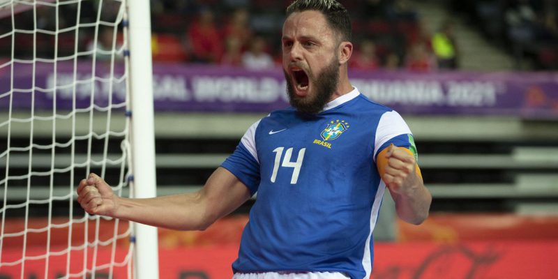 Com time experiente, Brasil quer apagar 2016 e retomar coroa do futsal