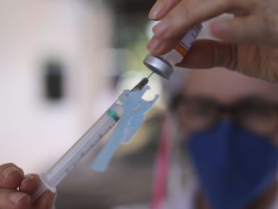 Covid-19: São Paulo aplica dose adicional em idosos acima de 60 anos