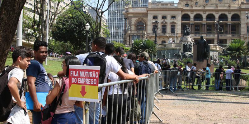 IBGE: desemprego cai 1,6% e atinge em 12,6% no primeiro trimestre