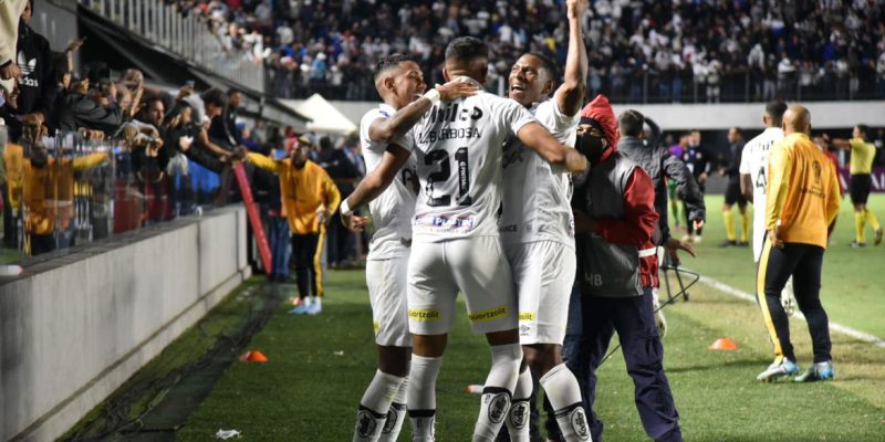 Santos arranca vitória e fica perto de vaga nas oitavas da Sul-America