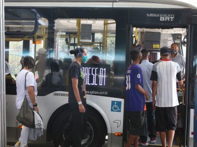 Gasolina mais cara faz pessoas trocarem carro por ônibus, prova estudo