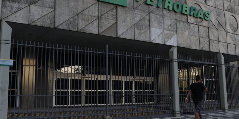 Petrobras reinicia processo de venda de três refinarias