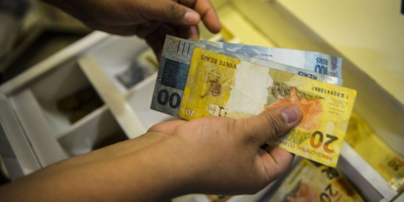 Vendas no comércio recuam 0,8% em julho, mostra IBGE