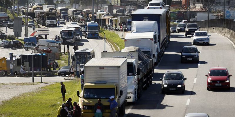 Caminhoneiros e taxistas recebem auxílio nesta terça