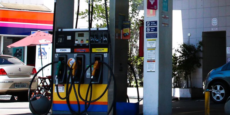 Preço da gasolina nos postos volta a subir após 15 semanas