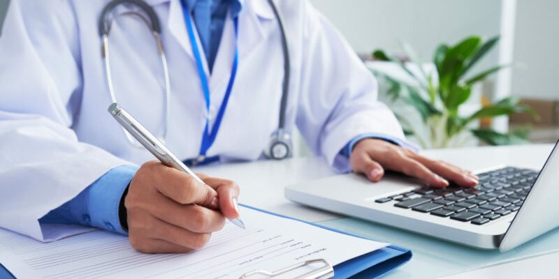 Jovens precisam se preocupar com seguro para doença grave? Especialista responde