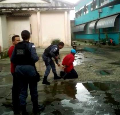 VÍDEO | Homem invade creche e ameaça crianças com facão em Ibiraçu