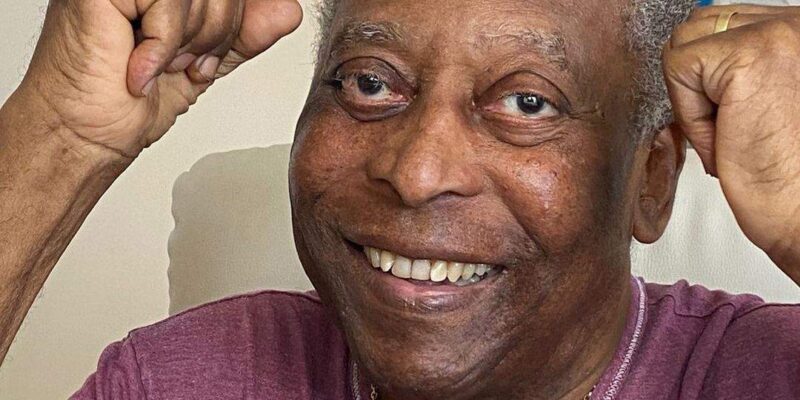 Após boletim médico, Pelé publica em rede social: ‘Estou forte e com muita esperança’