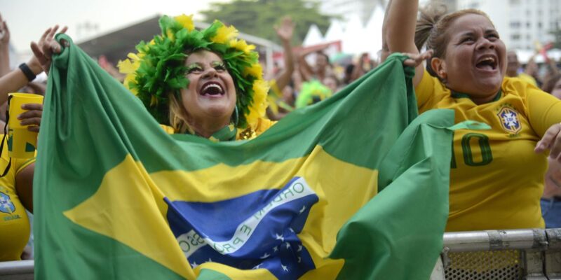 Torcedores vibram e Copacabana vira festa com vitória do Brasil