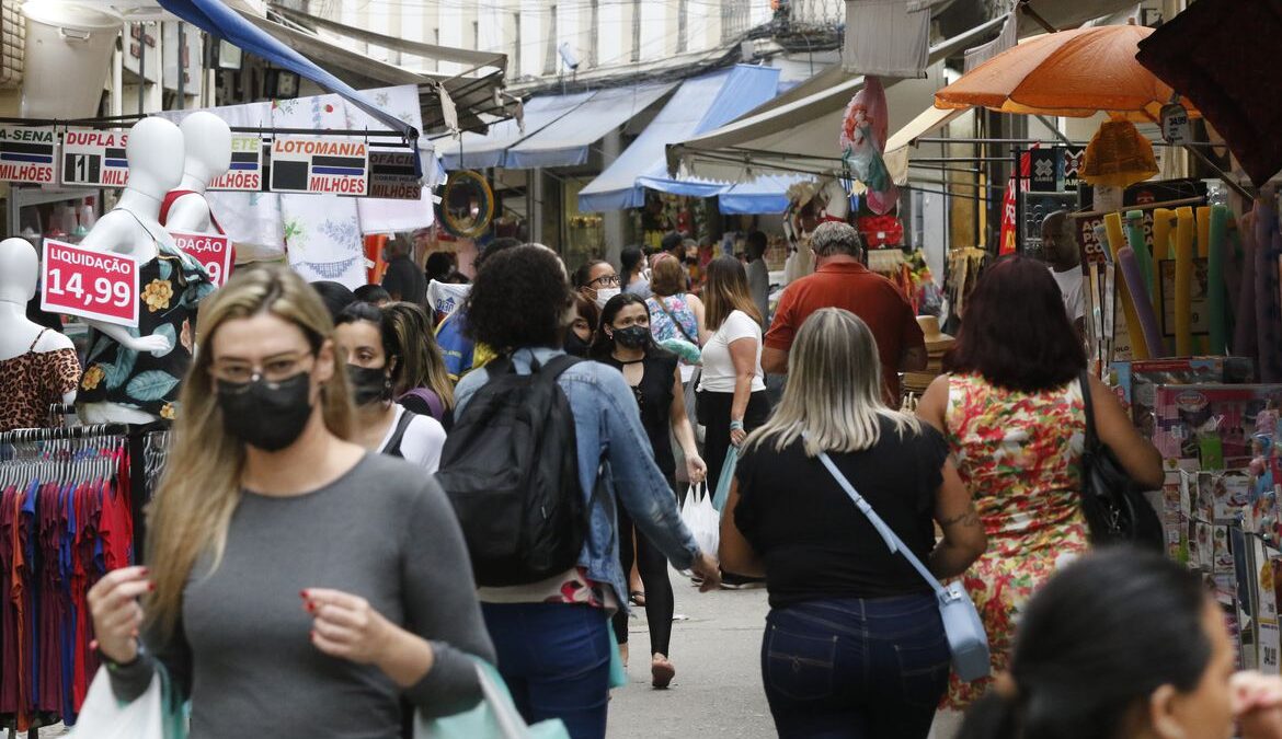Metade dos brasileiros se sentem inseguros para andar sozinhos à noite