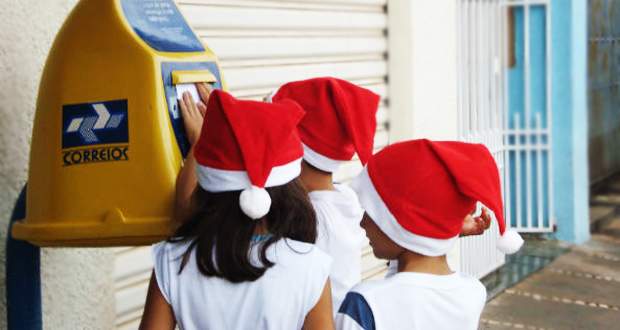 Papais Noéis que adotaram cartinhas dos Correios têm até esta quinta (8) para entregar presentes