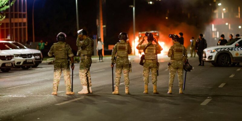 Manifestantes tentam invadir sede da PF e queimam veículos no DF