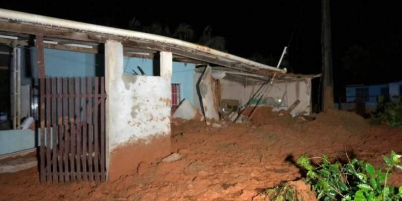 Criança de 5 anos morre após casa ser soterrada em Ibitirama