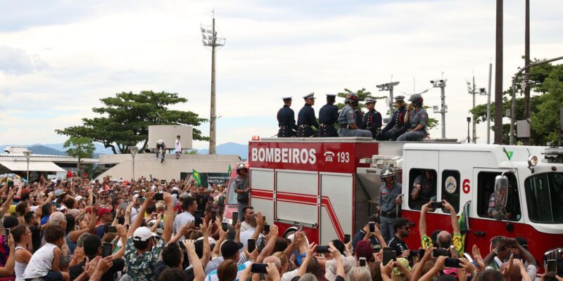 Após fim do velório, cortejo com corpo de Pelé sai por ruas de Santos