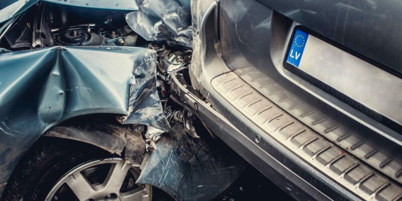 Mãe e filha que bateram o carro ao perseguirem assaltantes serão indenizadas pelo seguro