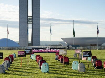 Ato no gramado do Congresso lembra vítimas de ataques em escolas