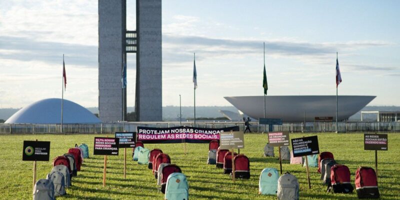 Ato no gramado do Congresso lembra vítimas de ataques em escolas