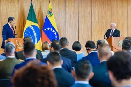 Lula diz que encontro com Maduro é “momento histórico” e chama Guaidó de impostor