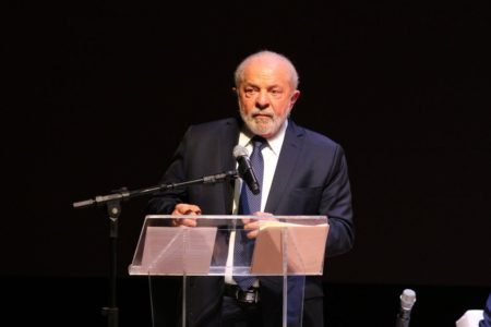 Lula: país poderia ser 4ª economia global, mas caiu em mundo obscuro
