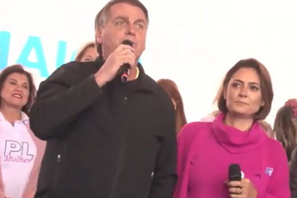 Michelle reclama de interrupção de Bolsonaro em evento do PL Mulher.