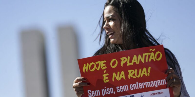 Piso de enfermeiros privados deve ser pago na falta de acordo coletivo