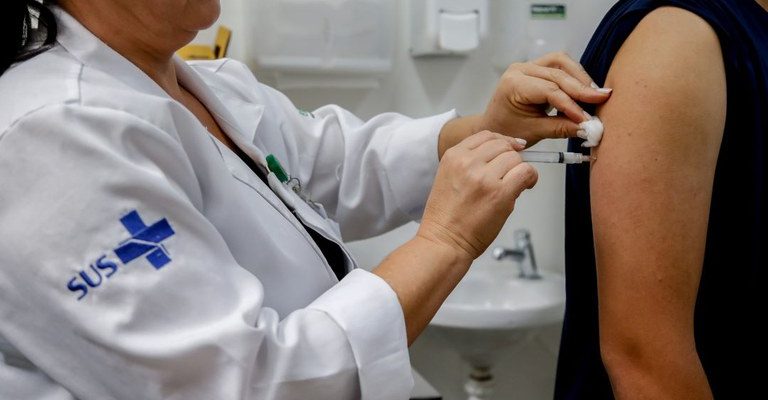 Governo orienta ampliar público da vacina contra dengue em municípios com muitas doses a vencer