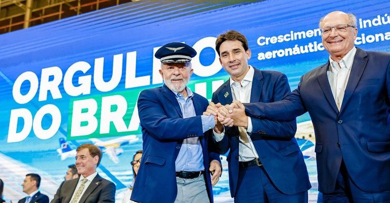 Esse país só vai melhorar quando as pessoas mais humildes voltarem a andar de avião”, diz Lula durante visita ao ITA e à Embraer