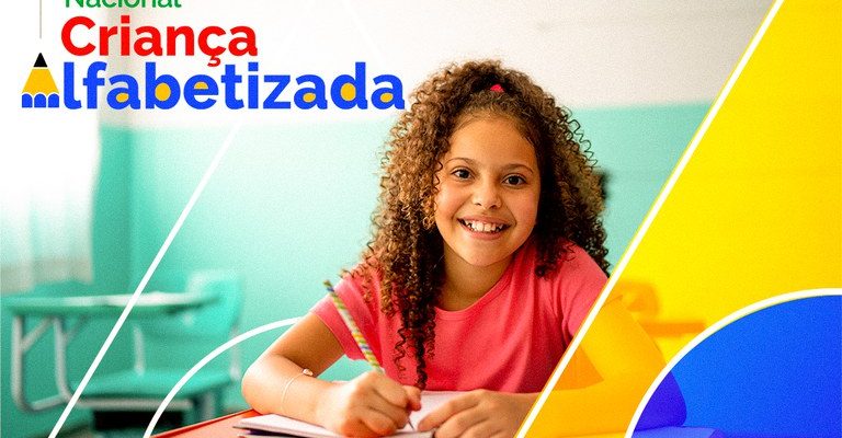 Brasil supera patamar pré-pandemia, com 56% de crianças alfabetizadas no segundo ano do Fundamental