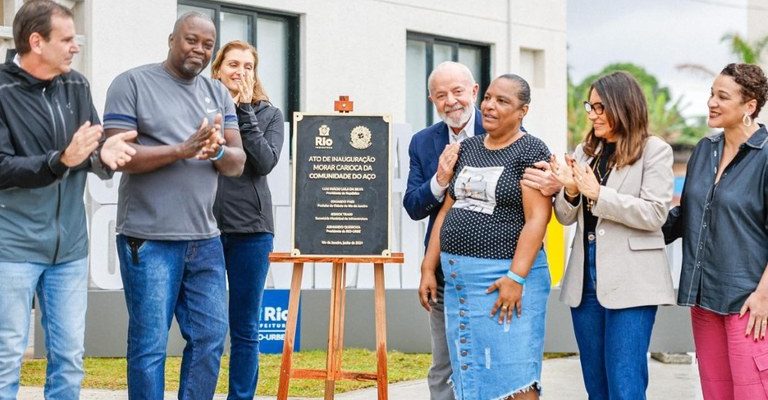 Lula participa da entrega das primeiras unidades do Morar Carioca na Cidade do Aço, no Rio de Janeiro