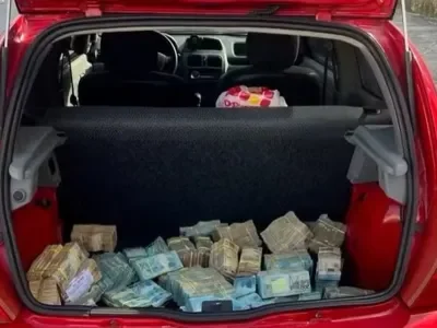 Renault Clio abandonado é encontrado com R$ 1 milhão no porta-malas