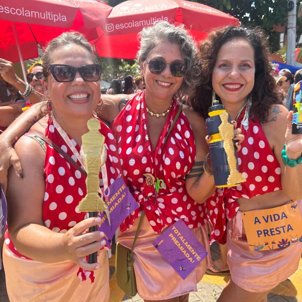 Bloco em Manguinhos faz homenagem à Fernanda Torres