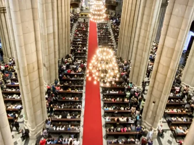Fiéis lotam Catedral da Sé em missa para homenagear papa Francisco