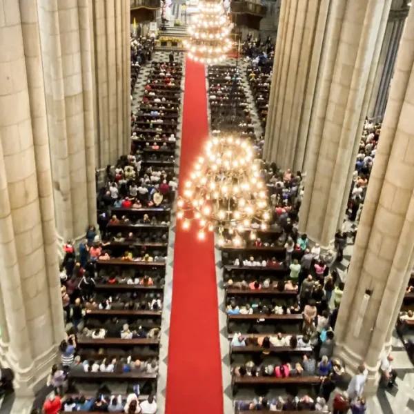 Fiéis lotam Catedral da Sé em missa para homenagear papa Francisco