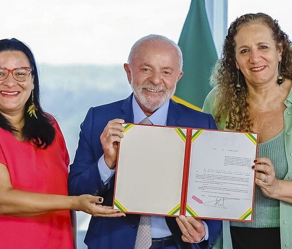 Leis sancionadas por Lula avançam na proteção das mulheres contra agressões físicas, psicológicas e digitais